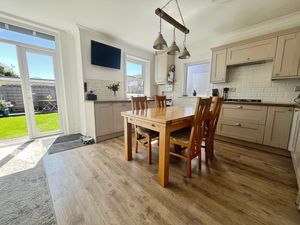 Kitchen Diner- click for photo gallery